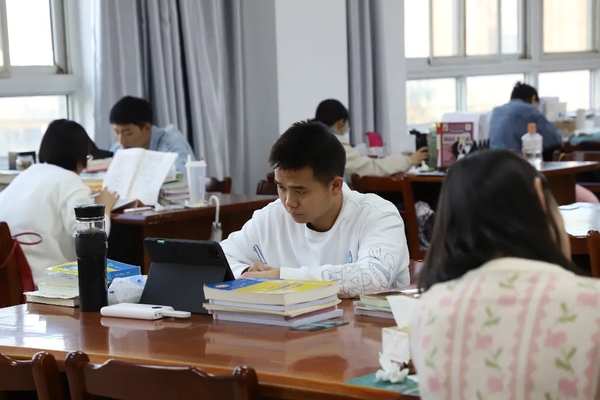 新學(xué)期圖書館優(yōu)化學(xué)習(xí)環(huán)境助力學(xué)風(fēng)建設(shè)